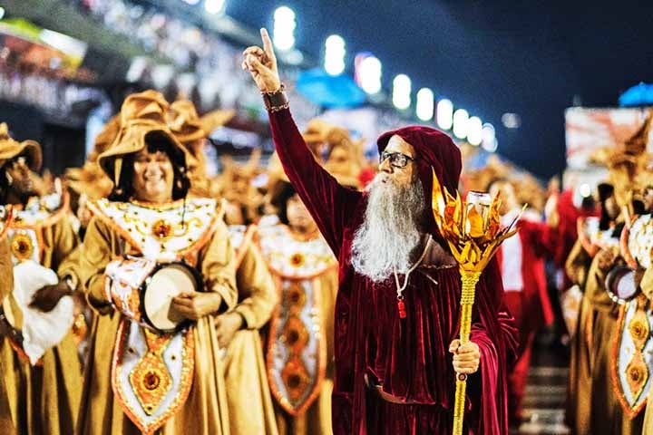 A estreia foi com um enredo sobre a revolucionária Anita Garibaldi. Na escola de Niterói, se destacou pela ousadia e profissionalismo, com paradinhas, bossas marcantes e coreografias (ritmistas de joelhos, abertura da bateria, etc.)