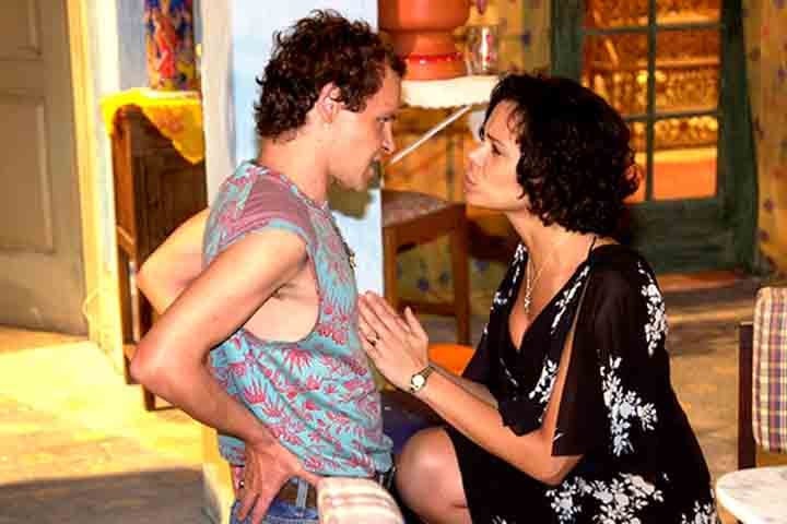 Com o enorme sucesso nos cinemas, a estreia em telenovelas veio com o cômico Pai Helinho, em Da Cor do Pecado (2004), de João Emanuel Carneiro. No ano seguinte, participou do elenco da novela América, como o peão destrambelhado Carreirinha.