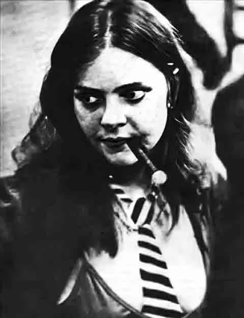 Com temperamento forte, e muitas vezes explosiva, Angela Ro Ro viveu algumas polêmicas exploradas pela mídia da época. O abuso das drogas e do álcool também era alvo do noticiário. Ela chegou a abandonar um programa de Cidinha Campos ao irritar-se com perguntas feitas pela apresentadora.
