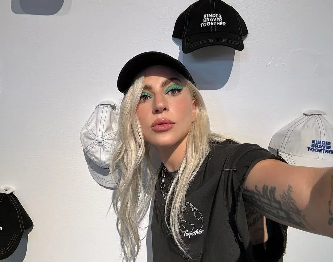 Gaga começou a cantar profissionalmente no início dos anos 2000, em Nova York. Aos poucos, ganhou fama nos Estados Unidos e no mundo. Não à toa, acumula R$ 1,5 bilhão de fortuna e mais de 60 milhões de seguidores apenas no Instagram. 

