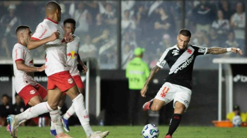 Emprestado somente até o próximo dia 30, jogador negocia saída amigável de time inglês, que visa enxugar folha salarial