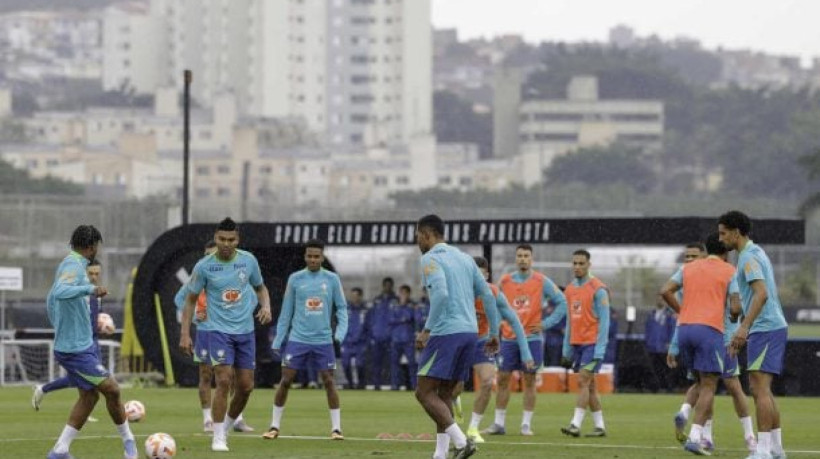 Com direito a ''despiste'' nos jornalistas, italiano arma time com Bruno Guimarães e Gerson no meio e Estêvão no ataque do Brasil