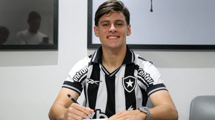 Com apenas 18 anos, meia-atacante é a primeira aquisição do Botafogo em junho. Fla, que tentou atravessar, ficou chupando dedo  