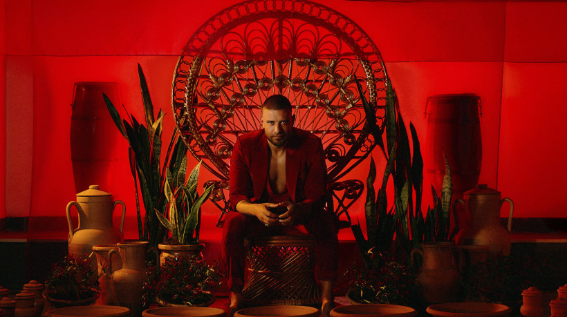 Novo disco de Diogo Nogueira celebra o amor com samba e axé

