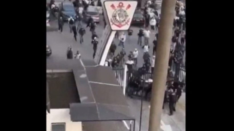 Cerca de 200 torcedores ocupam a administração do Parque São Jorge na tarde desta terça-feira (3): 'A ideia agora é reforma do estatuto'