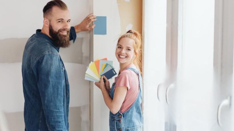 Diversos aspectos podem influenciar a escolha da tinta para a parede (Imagem: stockfour | Shutterstock)