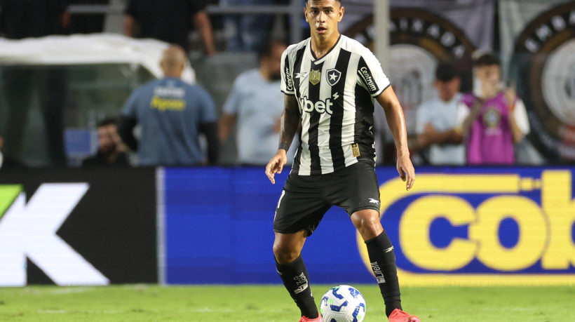 Zagueiro David Ricardo no jogo Santos x Botafogo, na Vila Belmiro, pelo Campeonato Brasileiro Série A 2025