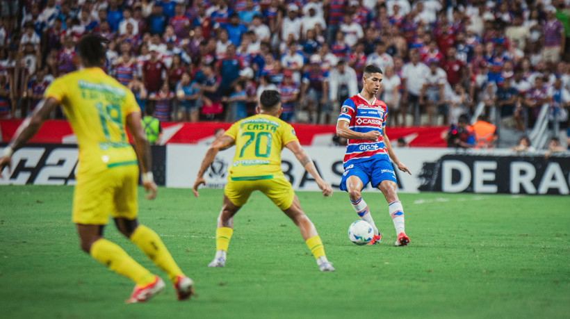 Zagueiro Gustavo Mancha no jogo Fortaleza x Bucaramanga, no Castelão, pela Copa Libertadores 2025