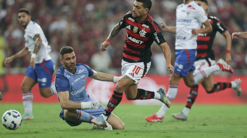 Arrascaeta e João Ricardo disputam lance no jogo Flamengo x Fortaleza, no Maracanã, pelo Campeonato Brasileiro Série A 2025