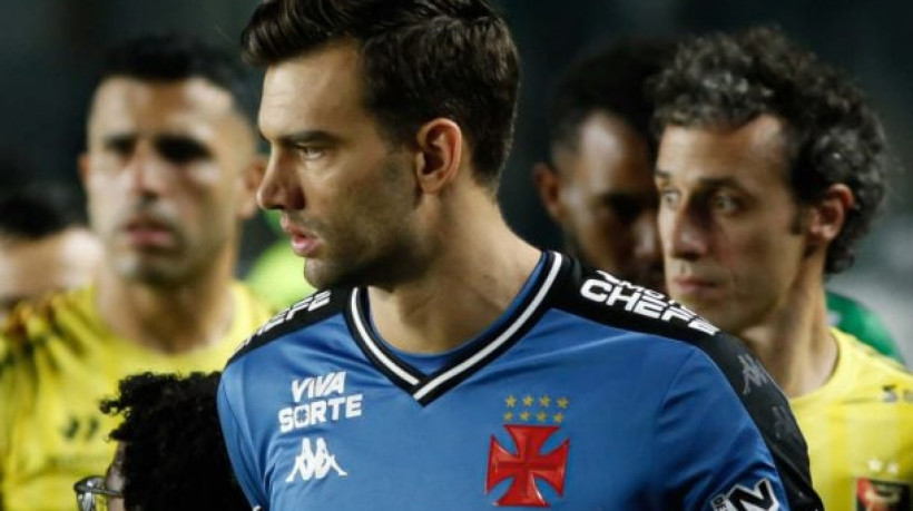 Goleiro, que tem cláusula de renovação automática, diz não à quarta proposta da diretoria vascaína e aguarda resposta