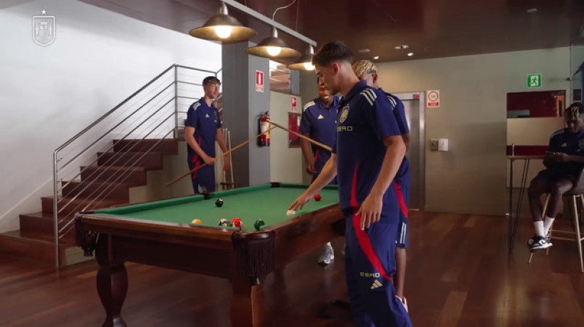Que fase! Lamine Yamal mostra talento na sinuca na seleção espanhola