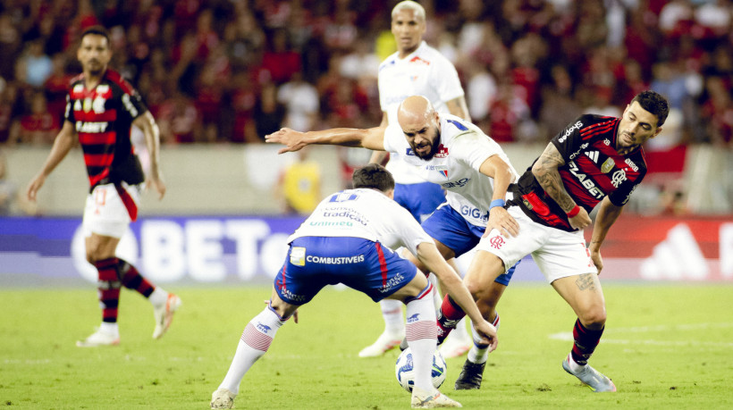 Zé Welison e Arrascaeta disputam lance no jogo Flamengo x Fortaleza, no Maracanã, pelo Campeonato Brasileiro Série A 2025