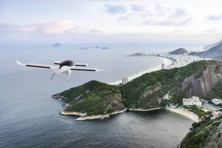 Os eVTOLs são elétricos, menos poluentes (não usam querosene como helicópteros) e mais silenciosos, tornando-os ideais para cidades congestionadas. 