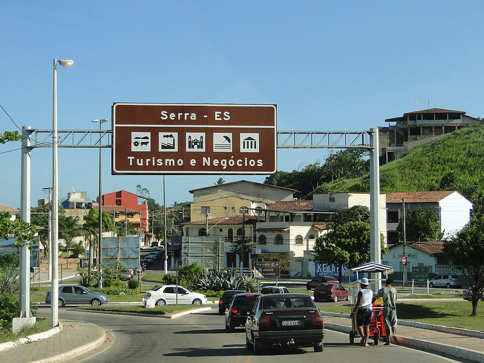 Serra, com 527.240 habitantes, é um importante polo industrial.  Vila Velha, com 501.325 habitantes, destaca-se por suas praias e patrimônio histórico. 
