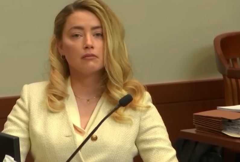 Duas semanas depois do veredito, um jurado revelou o motivo da vitória de Depp: Amber estava visivelmente mentindo.  “O choro, as expressões faciais que ela tinha, o olhar para o júri. Todos nós estávamos muito desconfortáveis”, disse o jurado. 