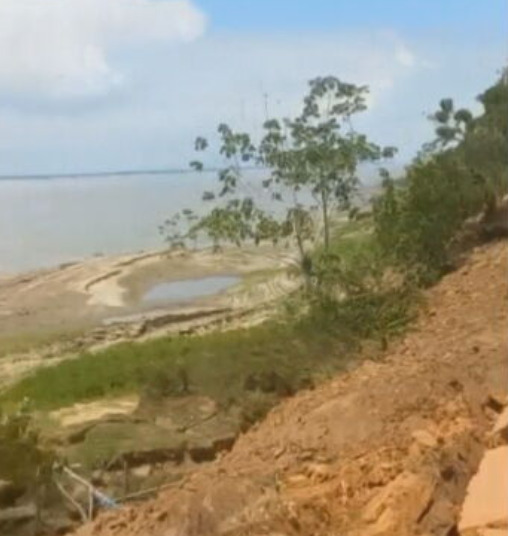 A medida está sendo tomada por causa de desbarrancamento num trecho à margem do rio. É o fenômeno chamado de Terras caídas. 