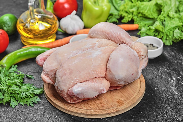 A carne de frango brasileira é reconhecida por seu custo competitivo e sanidade.
A produção concentra-se no Sul do país e sustenta milhares de empregos.