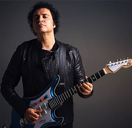 Nos anos 90, a banda Barão Vermelho gravou com sucesso uma versão de “Amor, Meu Grande Amor”, que tem letra da poeta Ana Terra, na voz de Frejat. 
