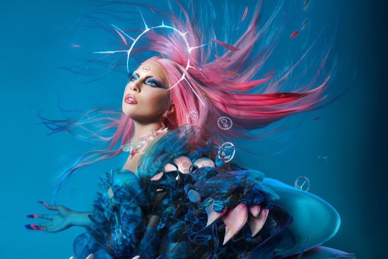 Em 2020, Gaga voltou às suas raízes do dance-pop com seu sexto álbum de estúdio, denominado “Chromatica”, que se tornou seu sexto consecutivo a ocupar o posto de número um nos Estados Unidos. O trabalho ultrapassou mais de 1 milhão de cópias vendidas somente no país.
