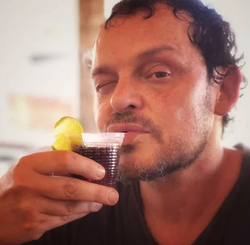 Quando eu fui para o Cidade de Deus é que tentei me inteirar da real disso tudo, da violência real que isso causa. Assim como a consciência do que envolve esse mundo te afasta um pouco das drogas, explicou o ator.