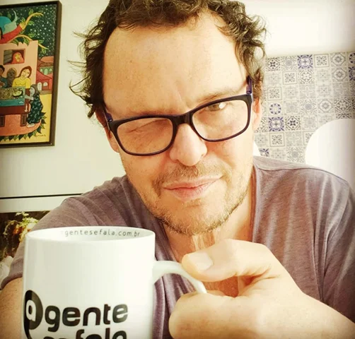 Em entrevista à revista digital Breeza, o artista ressaltou como lida com o consumo de substâncias atualmente. Usar drogas, hoje em dia, ficou muito restrito a momentos de extremo lazer, em festas coletivas, e de maneira bem medida, frisou.