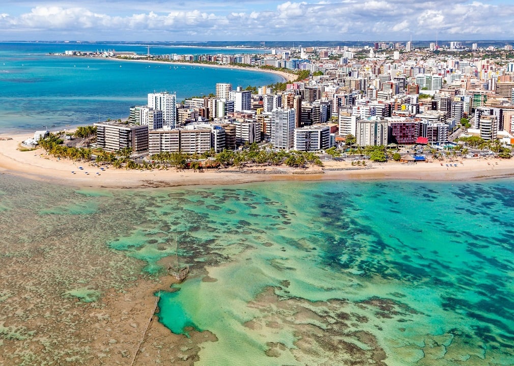 Maceió, a capital, possui 957.916 habitantes e é conhecida por suas praias paradisíacas.  Arapiraca, com 234.696 habitantes, é um importante polo agrícola e comercial. 