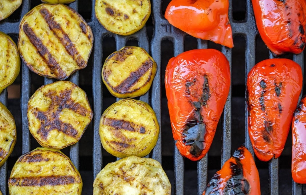 O cozimento a vapor preserva melhor os nutrientes e compostos bioativos do alimento. Já preparos que utilizam técnicas de frituras e empanadas devem ser evitados, pois são menos saudáveis e mais calóricos.