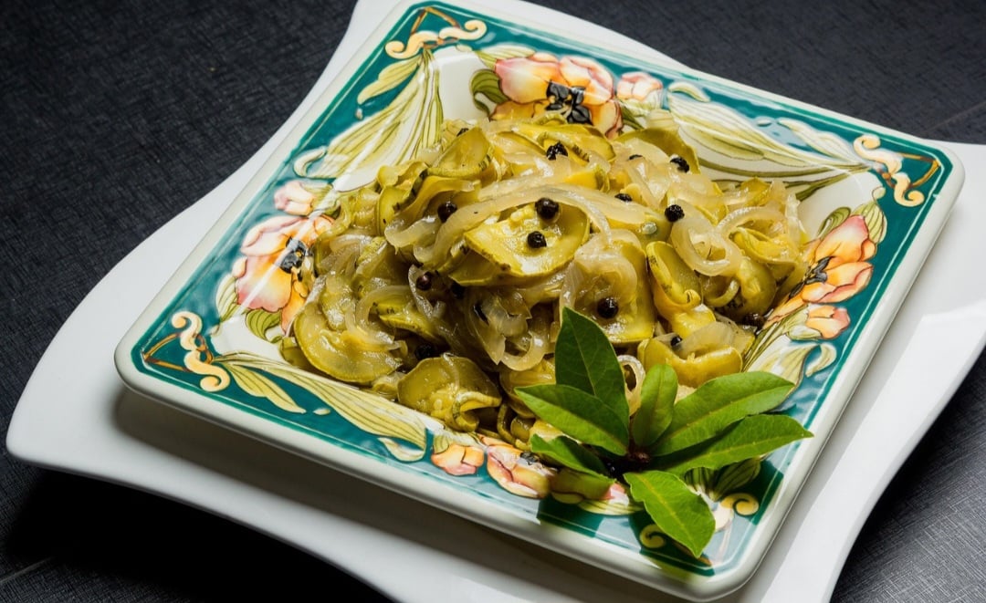 É possível também rechear a abobrinha com carne moída, frango, queijo ou atum. Se quiser diminuir a quantidade de carboidratos da dieta, transforme o legume em macarrão ao picar finas tiras e servir com o molho de sua preferência.