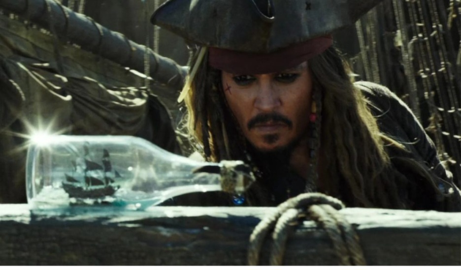 Na época em que enfrentou a ex-mulher Amber Heard no tribunal, sob acusação de violência doméstica, Depp declarou que nunca mais aceitaria trabalhar com a Disney. Com isso, ele demonstrou a mágoa com a atitude da empresa, que o 'condenou' sem esperar o veredito da Justiça e o substituiu num outro projeto: o da sequência de Animais Fantásticos. 