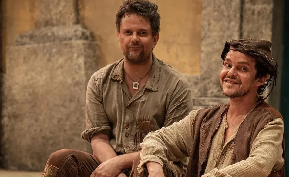 O sucesso da personagem o levou a atuação como protagonista na minissérie O Auto da Compadecida, em 1999, baseado na obra de Ariano Suassuna, no papel de João Grilo. No ano seguinte, a obra se tornou um filme, dirigido por Guel Arraes, de enorme repercussão. 