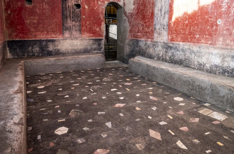 A estrutura, que ficou dois mil anos recoberta de rochas vulcânicas, dá a dimensão de como a elite da época vivia em meio a luxo e riqueza. Ela é dotada de câmaras quentes, mornas e frias com desenhos elaborados, e uma piscina de imersão com capacidade para até 30 pessoas. 
