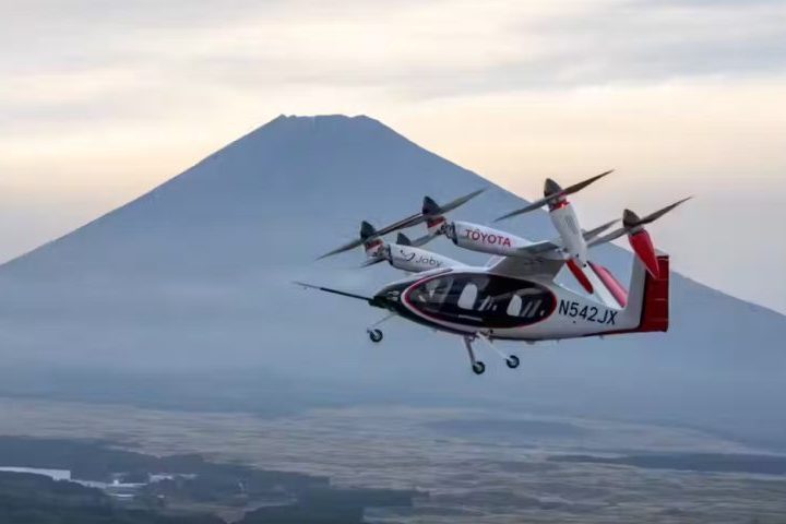 A Joby também fez um voo teste bem-sucedido no Japão, em colaboração com a Toyota, que investiu US$ 500 milhões no projeto.