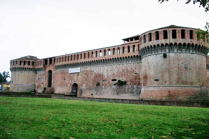A Rocca Sforzesca, uma fortaleza renascentista que foi um ponto central do mapa elaborado por Da Vinci;