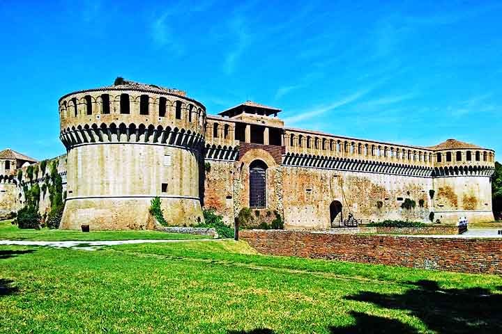 Um dos marcos mais impressionantes de Ímola é a Rocca Sforzesca, uma imponente fortaleza do século 15 que domina o centro da cidade e hoje abriga um museu.