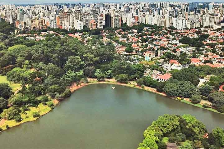 A capital, São Paulo, tem 11.451.245 habitantes e é uma metrópole global.  Guarulhos, com 1.291.784 habitantes, é um importante polo industrial e abriga o maior aeroporto do país. 