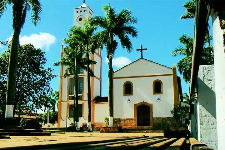Fundada originalmente como Arraial de São José, a cidade tem origem no ciclo do ouro e posteriormente ganhou importância com a exploração de níquel, mineral que lhe deu o nome atual. 