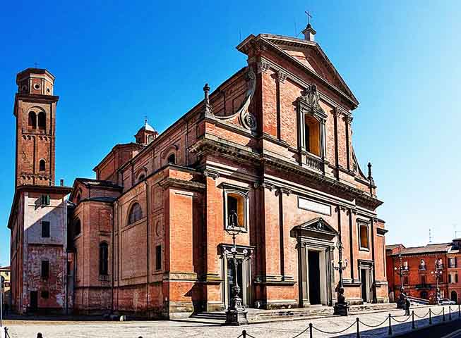 Outro ponto de destaque é a Catedral de San Cassiano, construída no século 12 em estilo românico, mas com reformas posteriores que lhe conferiram elementos barrocos.