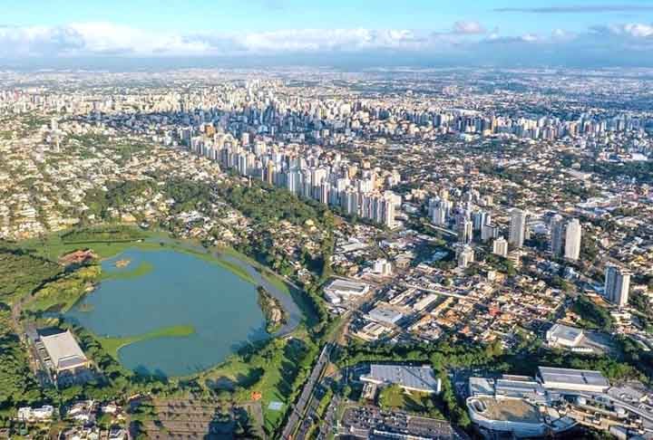 Curitiba, a capital, possui 1.773.733 habitantes e é reconhecida por seu planejamento urbano e qualidade de vida.  Londrina, com 575.377 habitantes, destaca-se como um importante centro agrícola e universitário. 