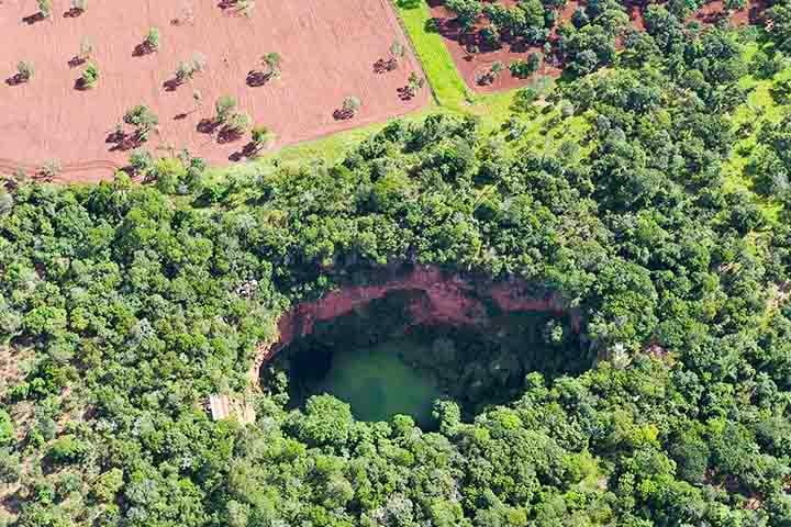Descoberto em 1912 por trabalhadores rurais, o Buraco das Araras, como é conhecido, tem 100 metros de profundidade.