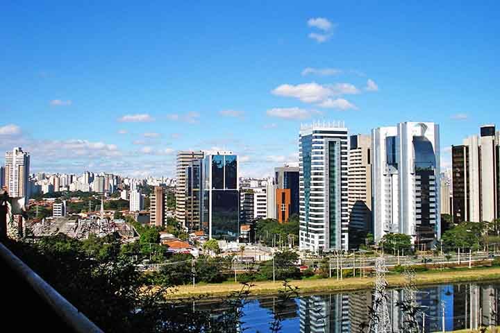 Conhecido por ser uma região nobre, o bairro tem muitas casas de luxo, áreas verdes e uma bela vista para o rio Pinheiros. Além disso, fica próximo do famoso shopping que leva o nome do bairro.