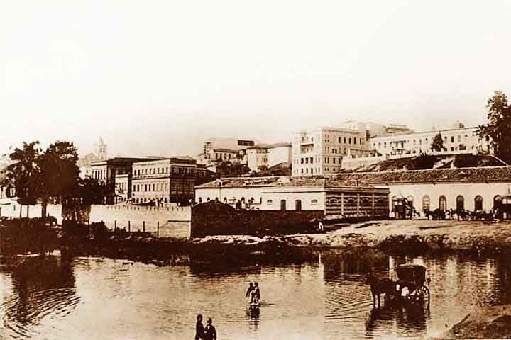 Até o fim do século XIX, as águas do Tamanduateí ainda corriam às margens da 25 de Março. 
