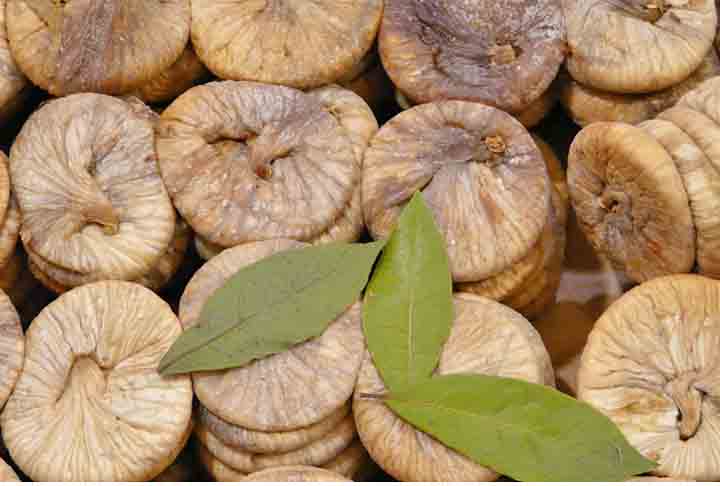 Figos secos: Assim como as tâmaras, os figos secos são frequentemente incorporados em receitas de sobremesas, pães, cereais, iogurtes e pratos salgados. Mas fique atento: os figos secos são mais concentrados em calorias e açúcares do que os frescos.