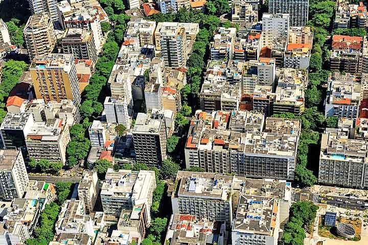 O bairro se destaca por ter residências reservadas, boa infraestrutura e oferecer uma vida tranquila e elegante perto do mar.