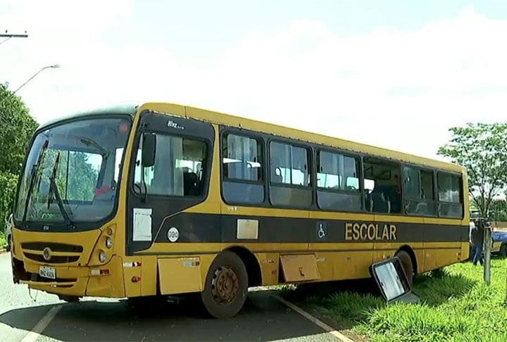 O motorista Claudemir de Araújo sofreu um mal súbito enquanto dirigia com o ônibus cheio de alunos. 