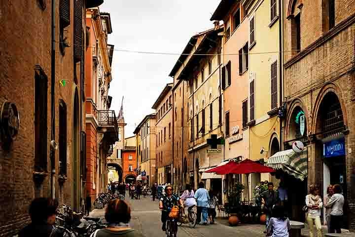 Além de suas obras de arte e invenções, Leonardo da Vinci deixou contribuições importantes no urbanismo. Um exemplo é o mapa que ele criou para a cidade italiana de Ímola no século 16 — um dos primeiros mapas urbanos modernos da história.