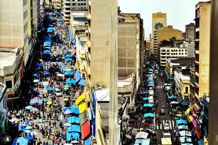 Esses imigrantes importavam tecidos e foram, por algum tempo, os principais responsáveis pelas atividades comerciais na 25 de Março.
