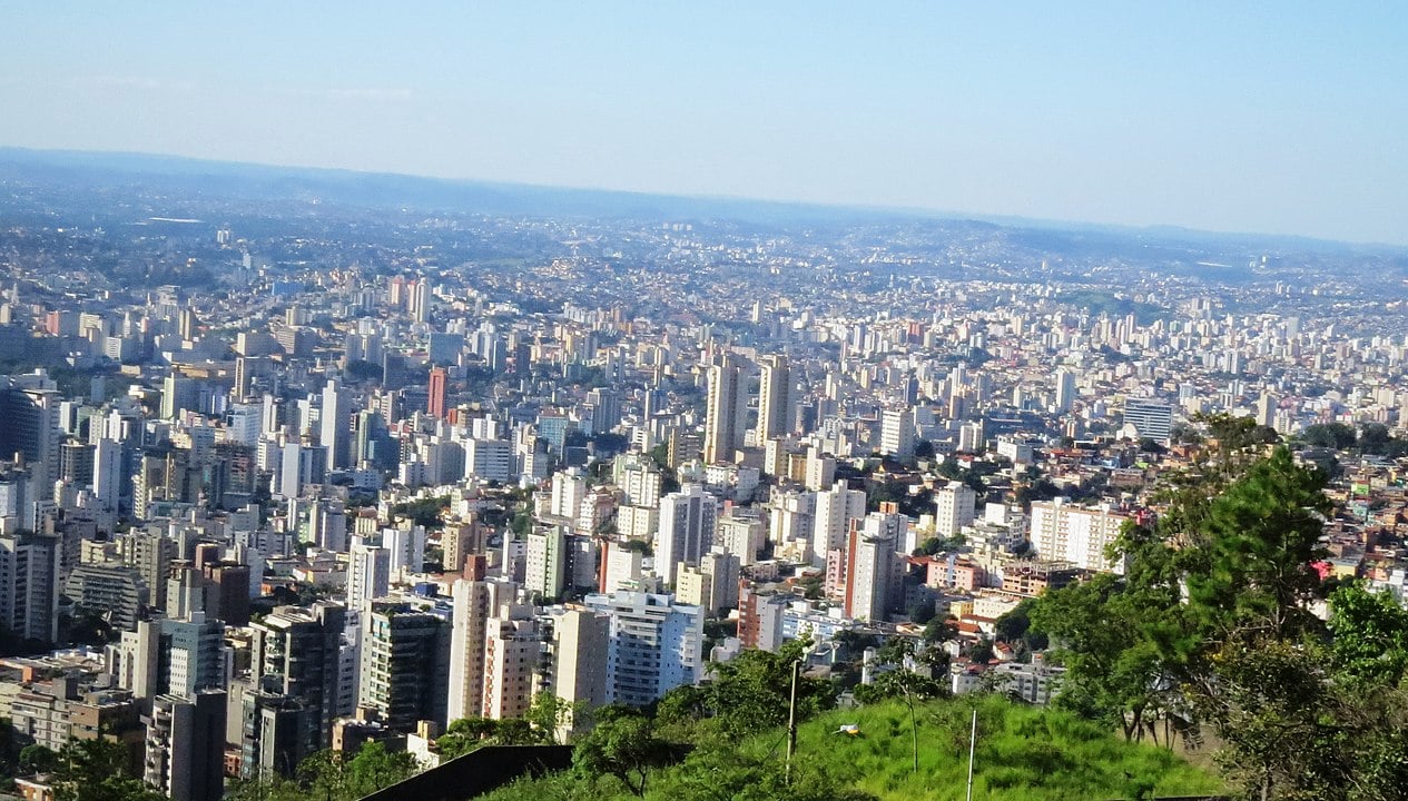 Belo Horizonte, a capital, tem 2.315.560 habitantes e é um centro administrativo e cultural.  Uberlândia, com 706.597 habitantes, destaca-se como um importante polo logístico e educacional. 