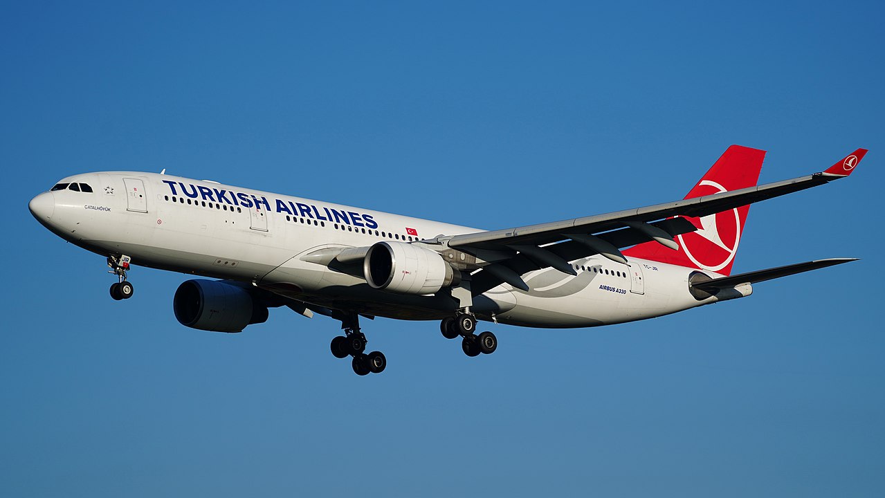 10º) Turkish Airlines (Turquia) - A companhia aérea nacional da Turquia é reconhecida por sua extensa rede de rotas que conecta mais de 300 destinos em todo o mundo, sendo uma das maiores em termos de alcance geográfico.