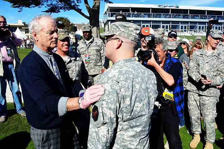 Além disso, Geena Davis revelou experiências desconfortáveis que viveu com Bill Murray durante as gravações de Não Tenho Troco (1991). Os relatos estão no livro de memórias da artista, Dying of Politeness.