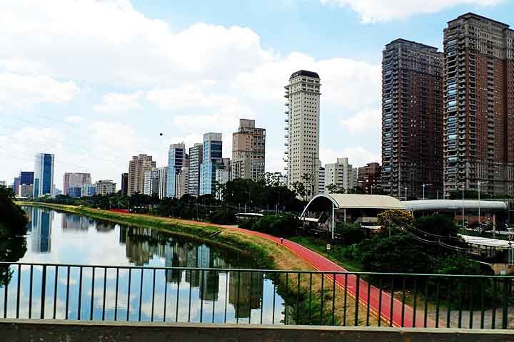 Sua localização estratégica é outro grande atrativo, proporcionando rápido acesso a importantes polos econômicos como a movimentada Avenida Faria Lima e outros centros corporativos da região. 